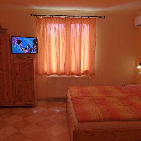 Napfeny Apartman Es Vendeghaz Егерсалок Екстер'єр фото