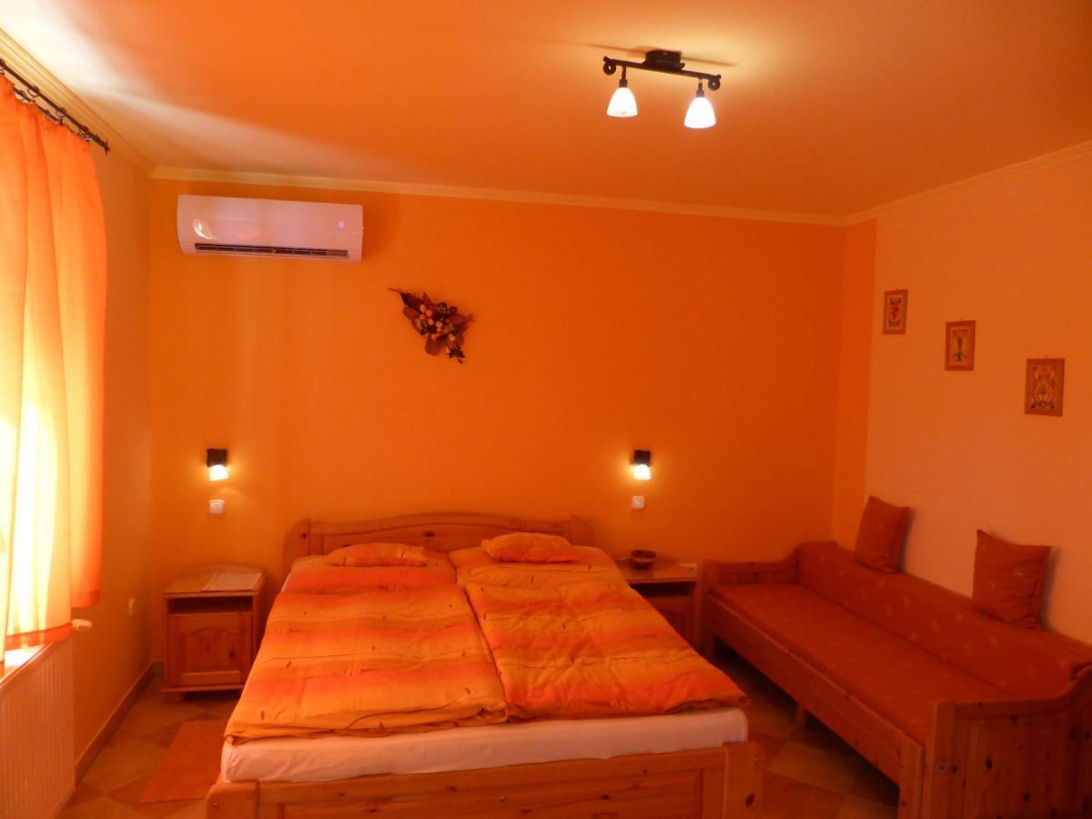 Napfeny Apartman Es Vendeghaz Егерсалок Екстер'єр фото