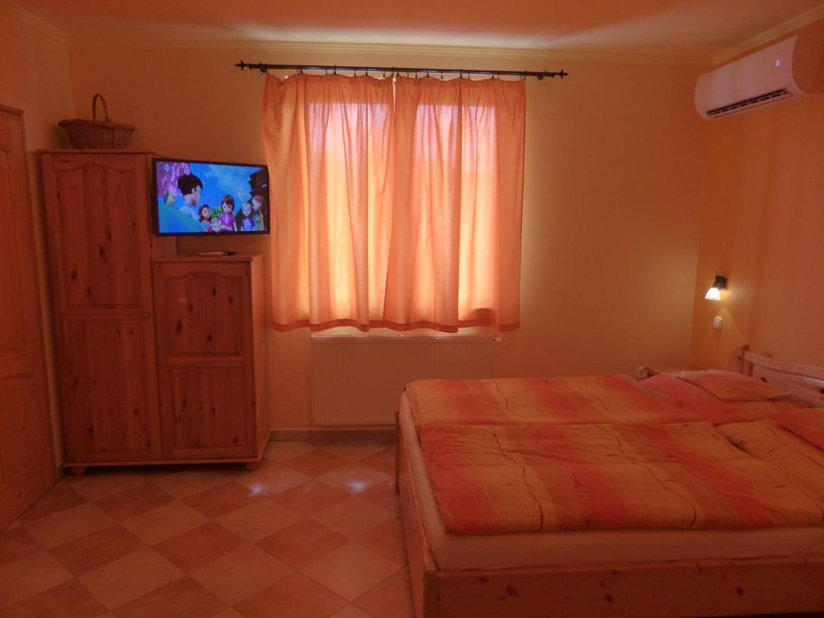 Napfeny Apartman Es Vendeghaz Егерсалок Екстер'єр фото