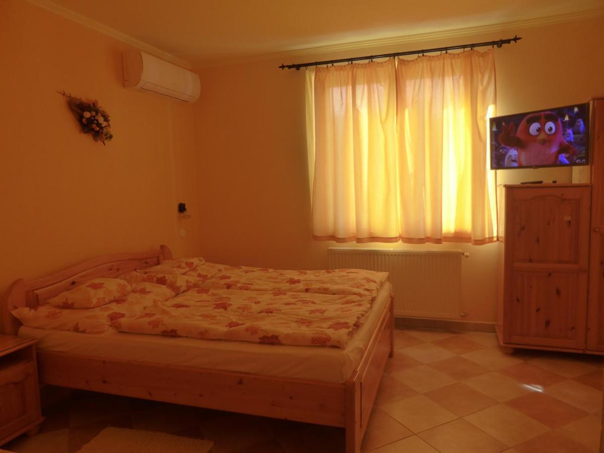 Napfeny Apartman Es Vendeghaz Егерсалок Екстер'єр фото