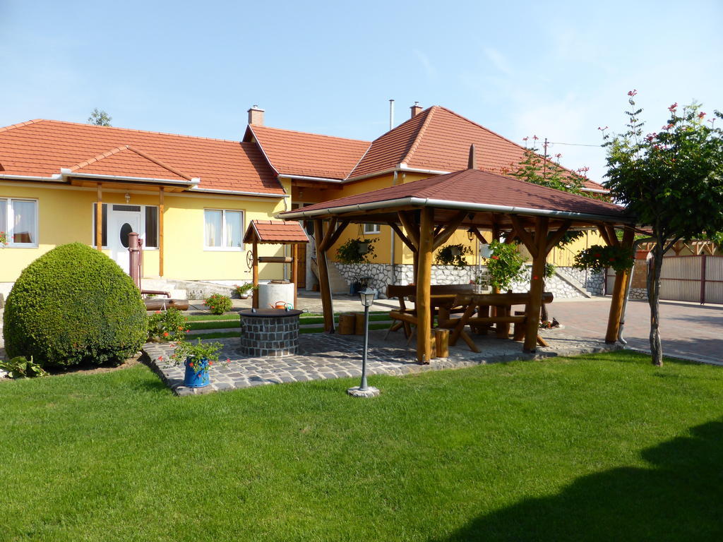 Napfeny Apartman Es Vendeghaz Егерсалок Екстер'єр фото