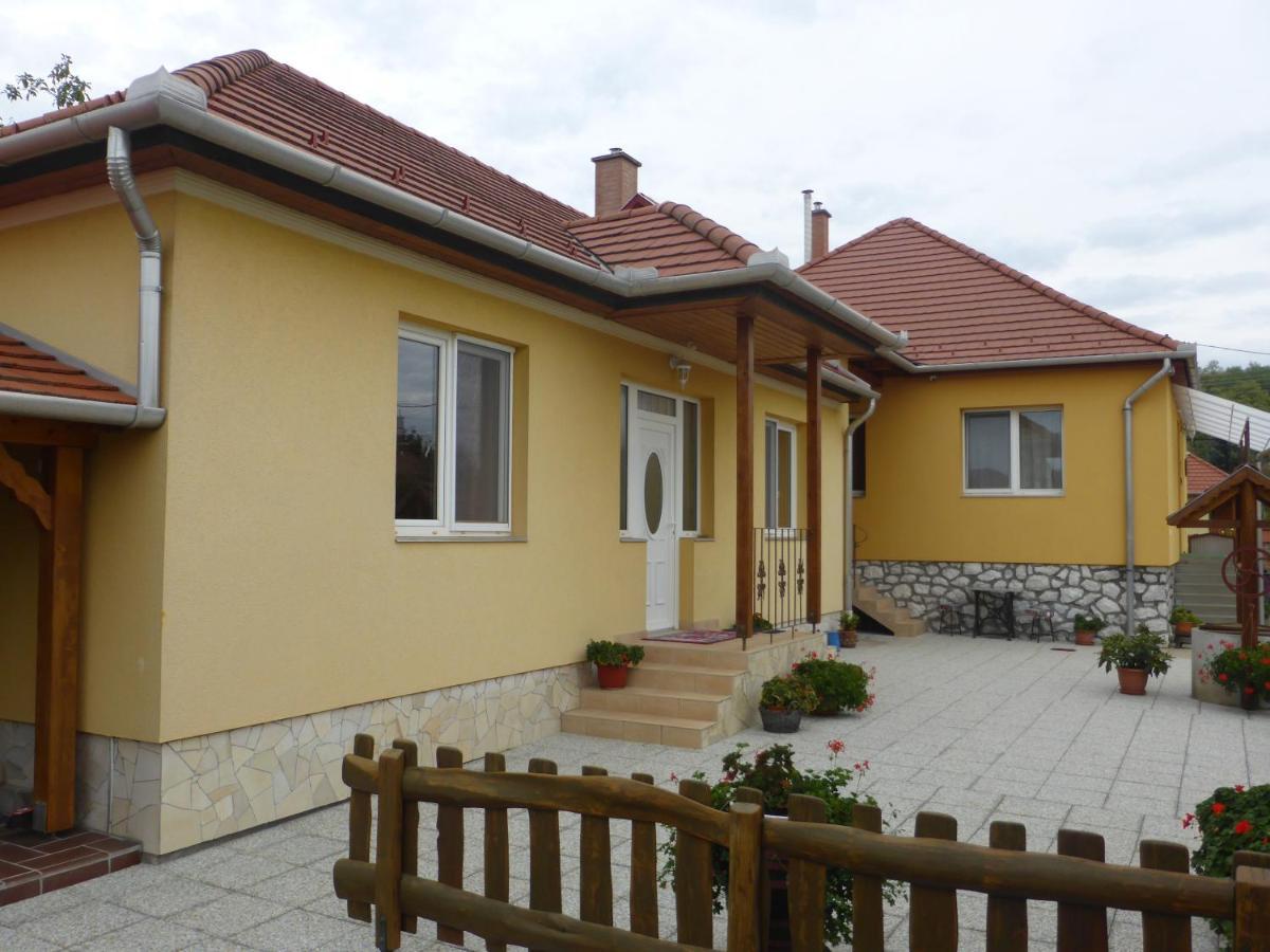 Napfeny Apartman Es Vendeghaz Егерсалок Екстер'єр фото